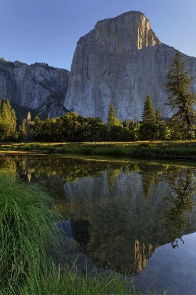 California, Yosemite El Capitan and Merced River